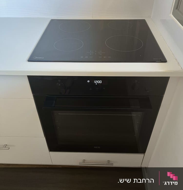 שיש לבן במטבח עם כיריים חשמליות